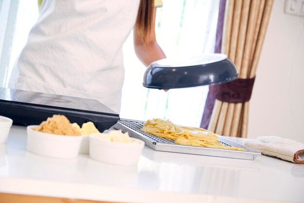 Bucătar pregătind mâncare